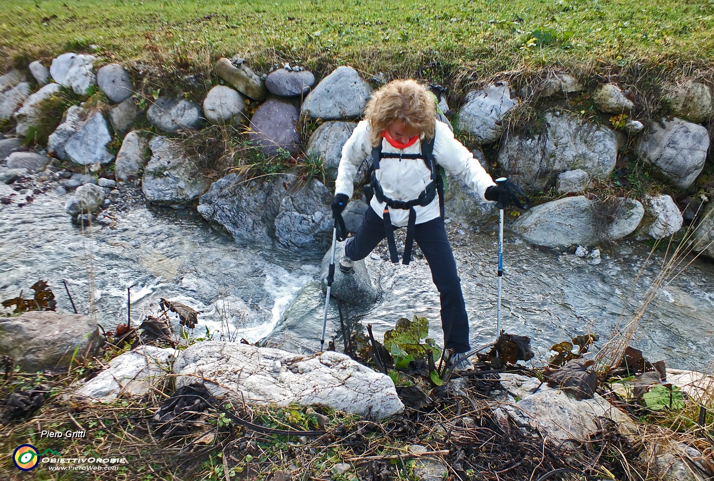 09 Guadiamo il ruscello ingrossato per le abbondanti piogge.JPG